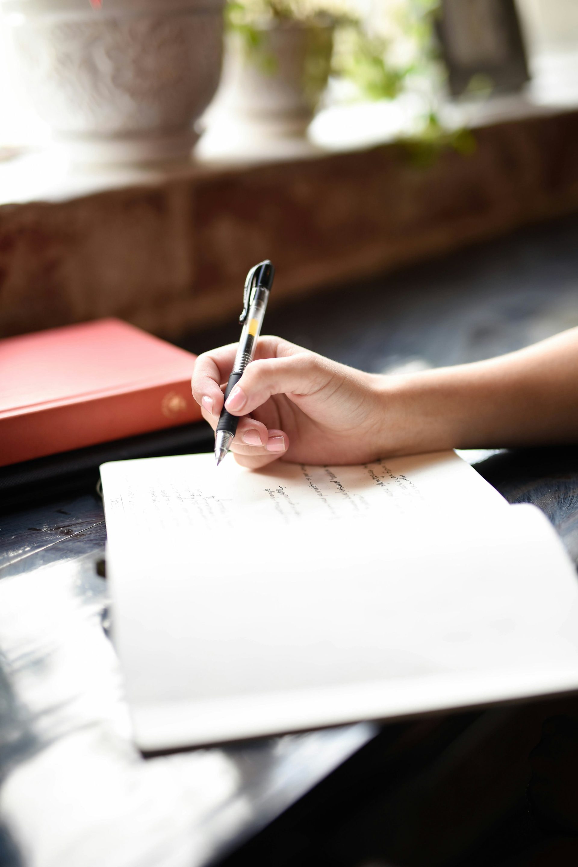 Mano escribiendo en cuaderno