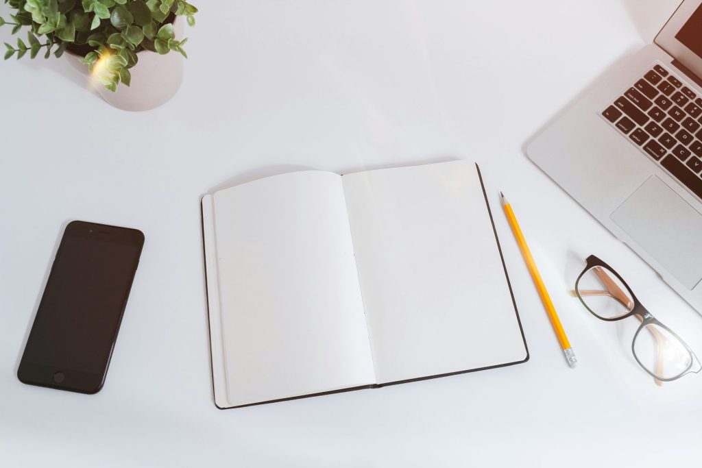 Escritorio con cuaderno y dispositivos
