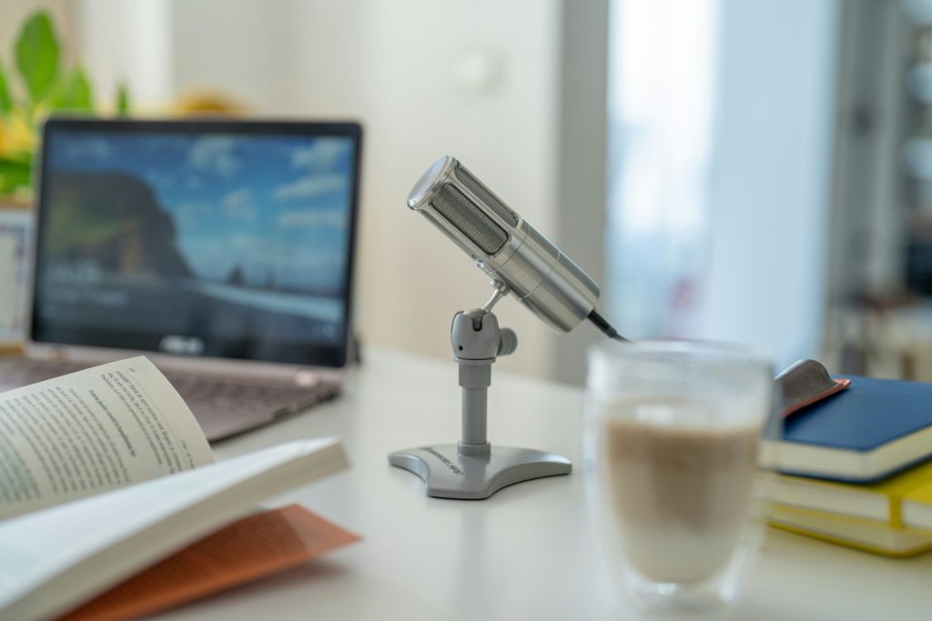 Micrófono y laptop en escritorio